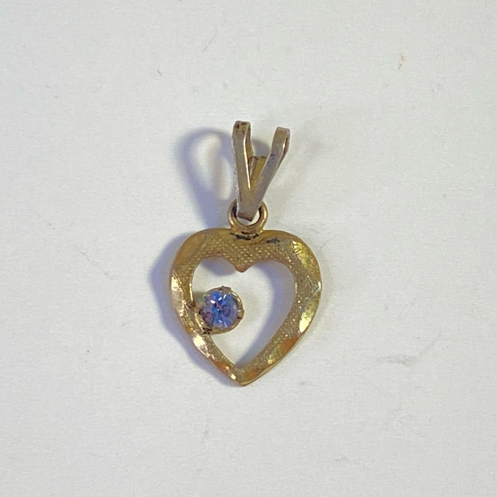 Vintage heart pendant with diamond-like stone